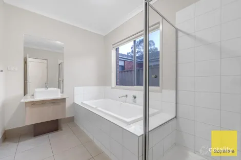 Property photo of 61 Rockpool Road Truganina VIC 3029