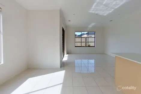 Property photo of 10 Dalziell Crescent Cranbourne North VIC 3977