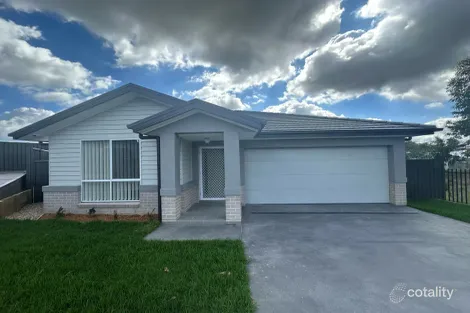 8 Agnes Pl, Thirlmere, NSW 2572