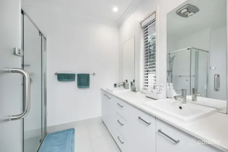 Property photo of 9 Mariner Avenue Hope Island QLD 4212