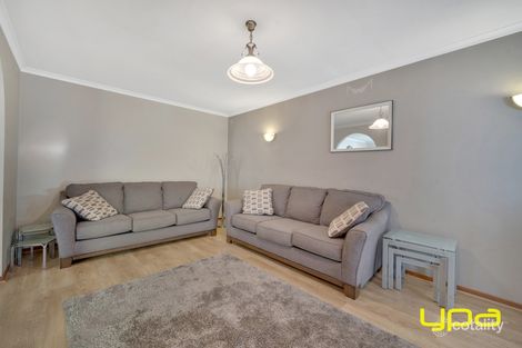 Property photo of 2/2 Blaxland Avenue Cranbourne North VIC 3977