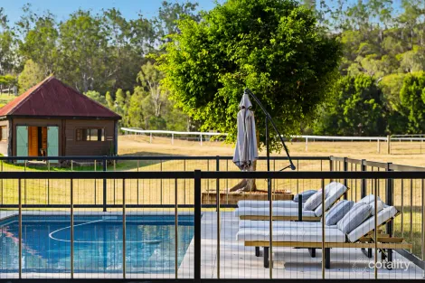 100 Waverley Rd, Lake Manchester, QLD 4306
