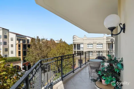 Property photo of 2037/3029 The Boulevarde Carrara QLD 4211