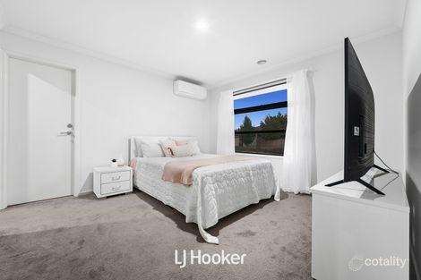 Property photo of 10 Winchcombe Way Cranbourne North VIC 3977