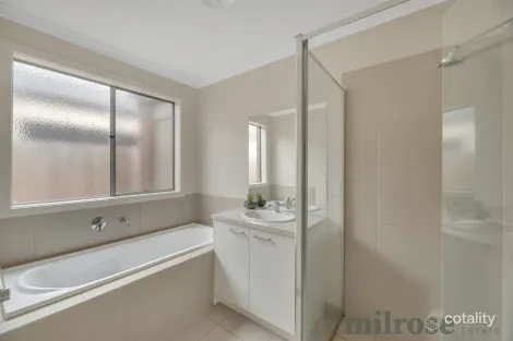 Property photo of 32 Swainson Close Tarneit VIC 3029