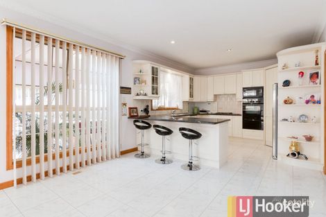 Property photo of 16 Barnsley Drive Endeavour Hills VIC 3802