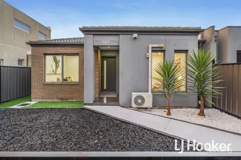 Property photo of 2/6 Sidney Nolan Walk Point Cook VIC 3030