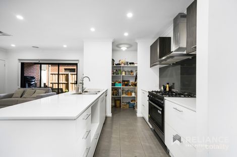 Property photo of 17 Crawley Rise Werribee VIC 3030