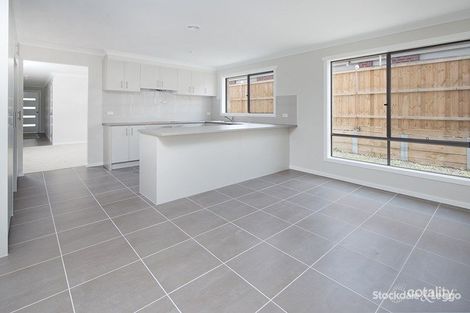Property photo of 14 Meadowlea Crescent Pakenham VIC 3810