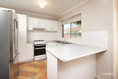 Property photo of 2/24 Edinburgh Circuit West Wodonga VIC 3690