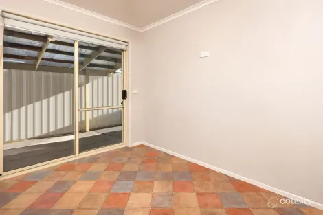 Property photo of 2/24 Edinburgh Circuit West Wodonga VIC 3690