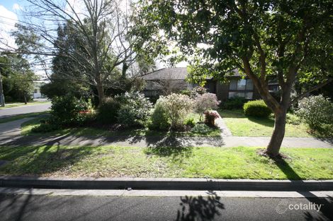 15 Helen Ave, Croydon South, VIC 3136