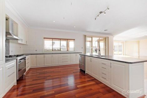 Property photo of 14 Rose Garden Court Narre Warren North VIC 3804