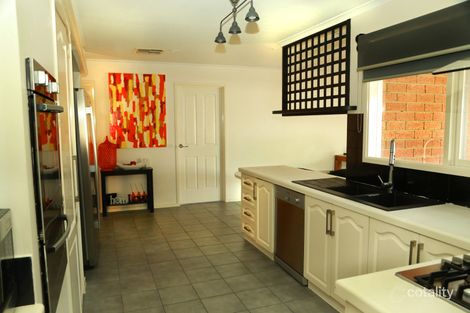 Property photo of 12 Fairwyn Close Mill Park VIC 3082
