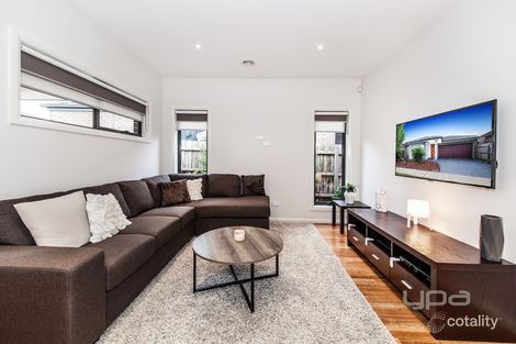 Property photo of 21 Phoenix Grove Fraser Rise VIC 3336