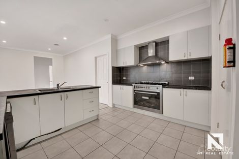 Property photo of 7 Gairdners Pass Caroline Springs VIC 3023