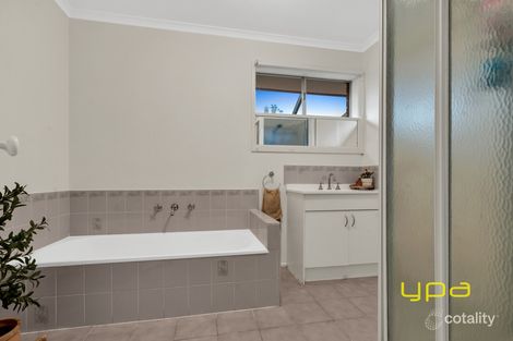 Property photo of 37 Bernborough Avenue Cranbourne West VIC 3977