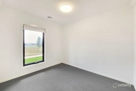 Property photo of 10 Spector Walk Werribee VIC 3030