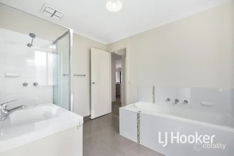 Property photo of 1/3 Springwater Drive Drouin VIC 3818