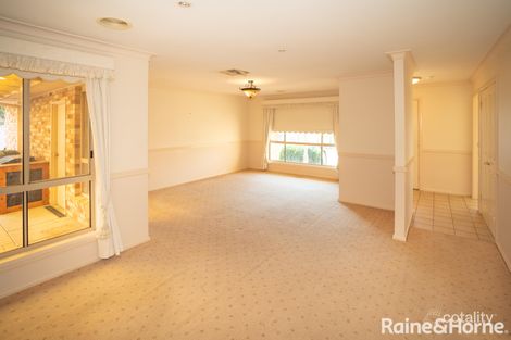 Property photo of 3 Headley Place Kooringal NSW 2650