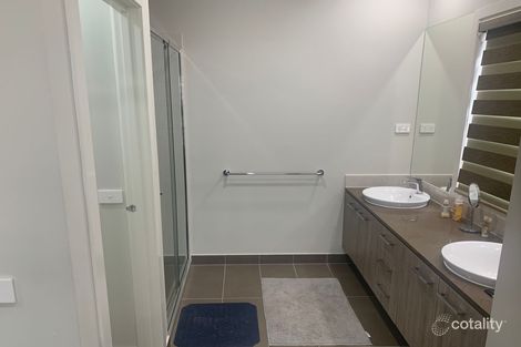 Property photo of 10 Langshan Road Clyde North VIC 3978