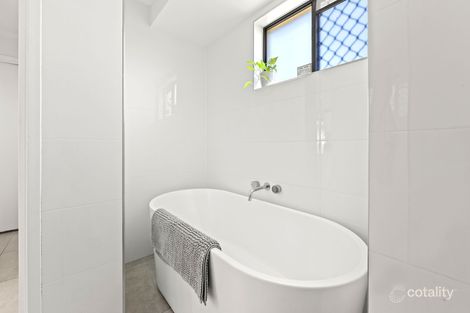 Property photo of 11 Boonah Court Helensvale QLD 4212