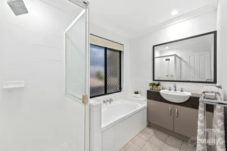 Property photo of 35 Manor Crescent Wakerley QLD 4154