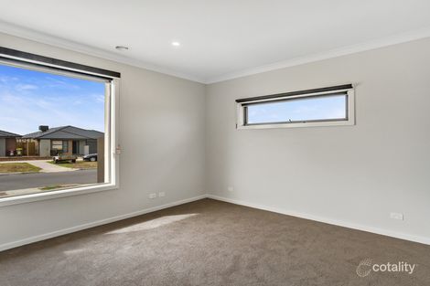 Property photo of 62 Aldergrove Parade Mickleham VIC 3064