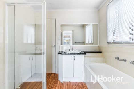 Property photo of 25 Wakenshaw Crescent Pakenham VIC 3810