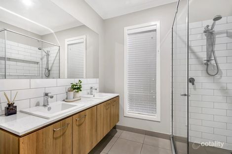 Property photo of 18 Highpark Circuit Craigieburn VIC 3064
