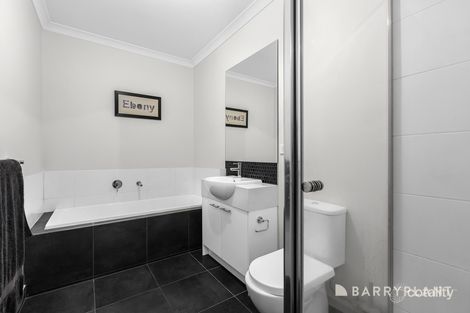 Property photo of 5 Toby Place Mooroolbark VIC 3138