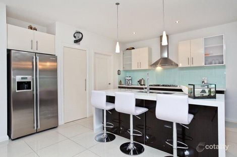 Property photo of 29 Viewbank Walk Caroline Springs VIC 3023