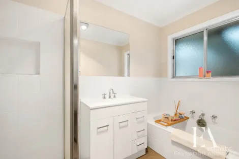 Property photo of 17 Schmitt Court Whittington VIC 3219