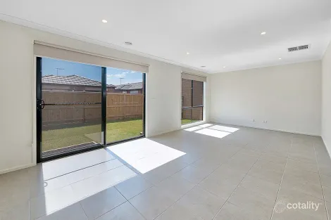 Property photo of 32 Aquatic Drive Cranbourne West VIC 3977
