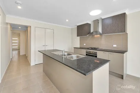 Property photo of 32 Aquatic Drive Cranbourne West VIC 3977