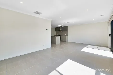 Property photo of 32 Aquatic Drive Cranbourne West VIC 3977