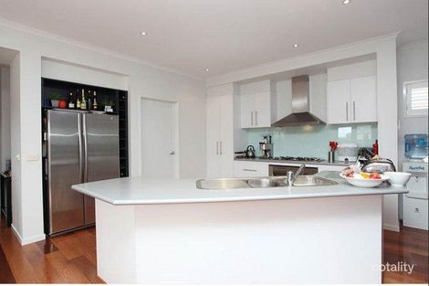 Property photo of 33 Hunts Cross Way Caroline Springs VIC 3023