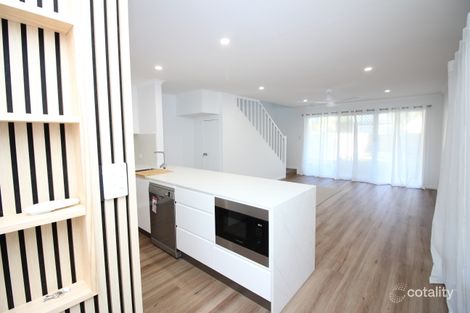 2/36 Robert St, Labrador, QLD 4215