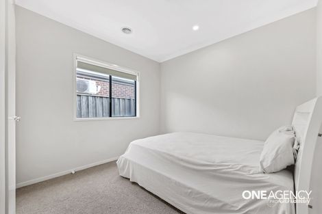 Property photo of 18 Rowling Street Fraser Rise VIC 3336