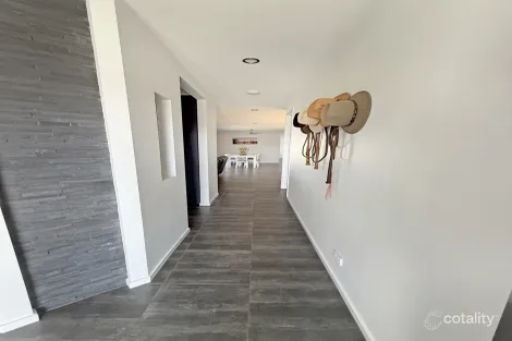 Property photo of 8 Bachelor Court Marian QLD 4753