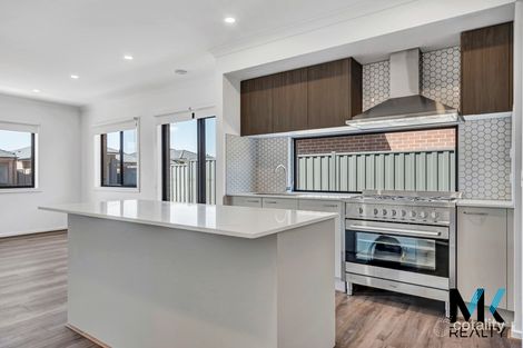 Property photo of 42 Ambervue Drive Cobblebank VIC 3338