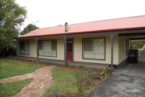 8 Noonan Gr, Woodend, VIC 3442