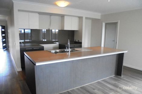 Property photo of 10 Mountleigh Circuit Craigieburn VIC 3064