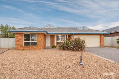 Property photo of 14 Lyme Park Circle Caroline Springs VIC 3023