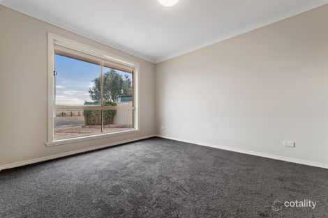 Property photo of 14 Lyme Park Circle Caroline Springs VIC 3023