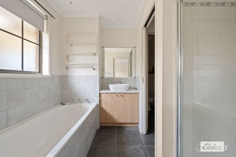 Property photo of 10 McCulloch Crescent West Wodonga VIC 3690