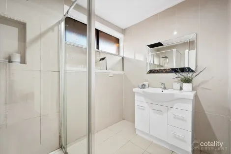 Property photo of 92 Kingsclere Avenue Keysborough VIC 3173