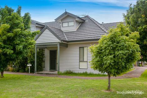 Property photo of 10 Pendula Place Pakenham VIC 3810