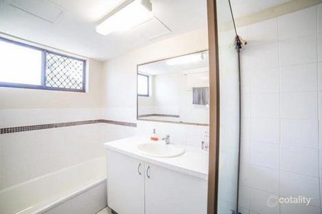 Property photo of 2/152 Surf Parade Broadbeach QLD 4218