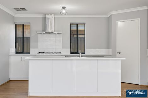 Property photo of 34 Yewers Drive Champion Lakes WA 6111